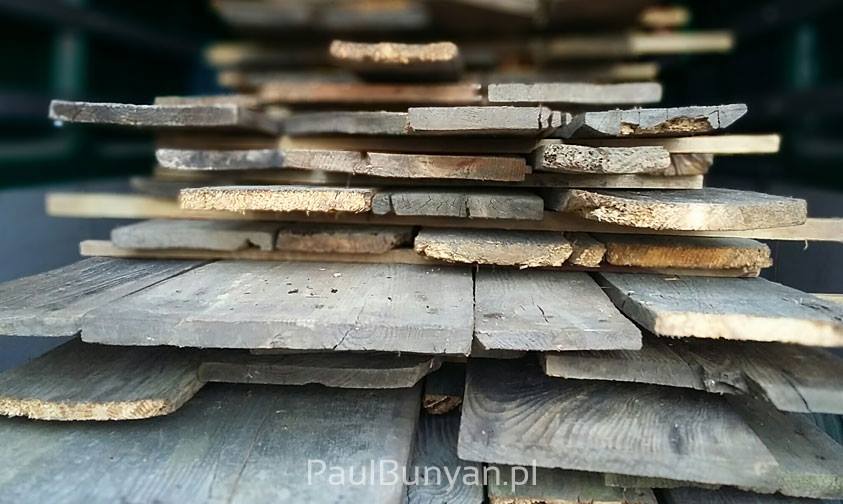 Dosuszone szare deski ze starego drewna