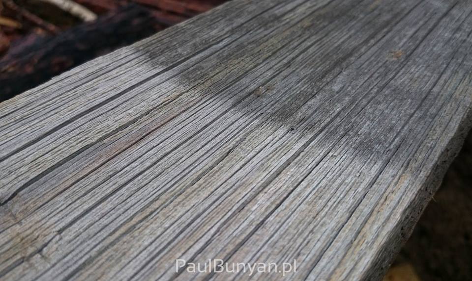 Deski z prawdziwego starego drewna w pięknym srebrno-szarym kolorze