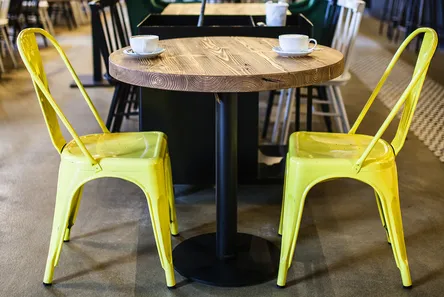Stoły do restauracji i kawiarni ze starego drewna