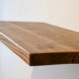 Krawędź półki ze starego drewna z bliska — lite drewno o grubości 3 cm i pęknięcie czoła