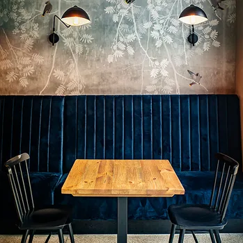 Stolik kawowy ze starego drewna do restauracji lub kawiarni