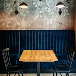 Drewniany stolik ze starego drewna do restauracji lub kawiarni Stoliki do restauracji i kawiarni