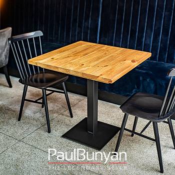 Drewniany stolik ze starego drewna do restauracji lub kawiarni
