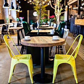 Okrągły stolik kawowy ze starego drewna do restauracji lub kawiarni