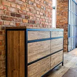 Komoda drewniana na metalowych profilach Szafy z drewna i metalu