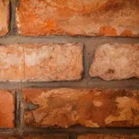 Zbliżenie na lico starej cegły rozbiórkowej TORUŃSKIEJ – naturalne przebarwienia cotto