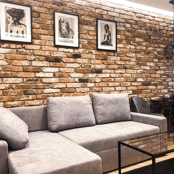 Ściana z cegieł w salonie - urządź swoje mieszkanie stylowo! Inspiracje, aranżacje i pomysły