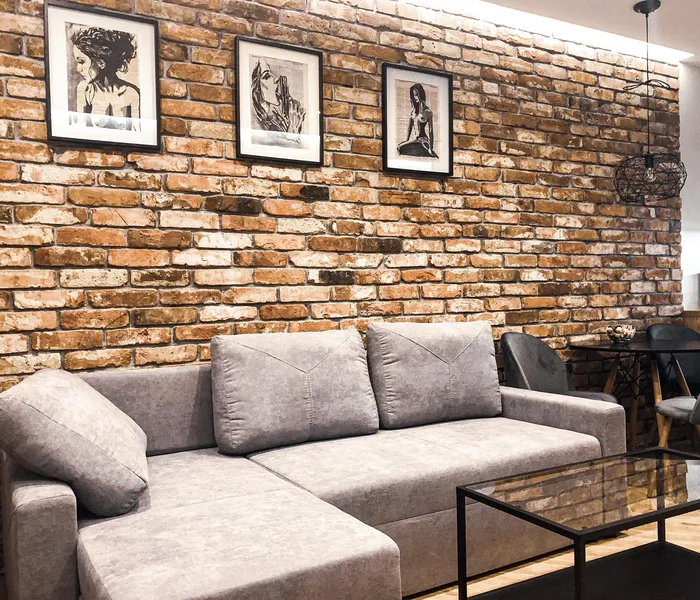 Ściana z cegieł w salonie - urządź swoje mieszkanie stylowo! Inspiracje, aranżacje i pomysły