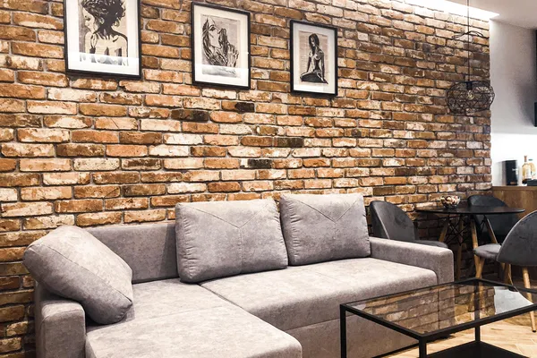Ściana z cegieł w salonie - urządź swoje mieszkanie stylowo! Inspiracje, aranżacje i pomysły