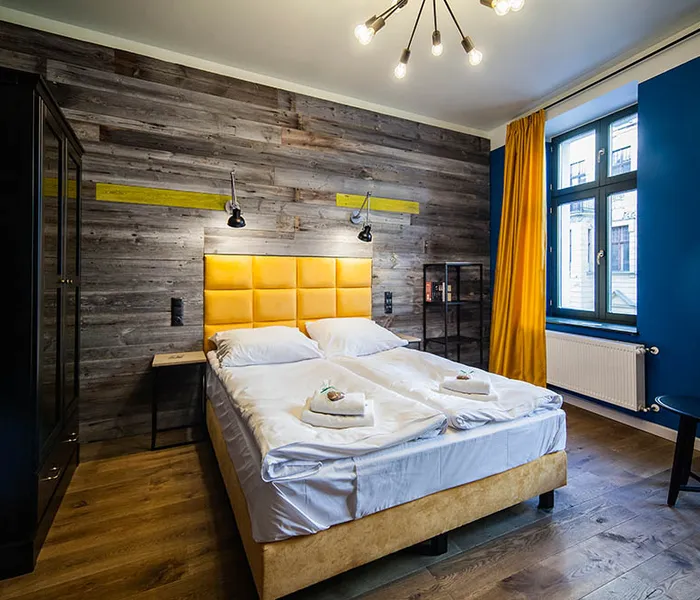 Deski na ścianę DIY — jak samodzielnie stworzyć stylową drewnianą ścianę