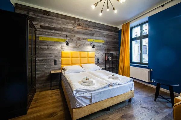 Deski na ścianę DIY — jak samodzielnie stworzyć stylową drewnianą ścianę